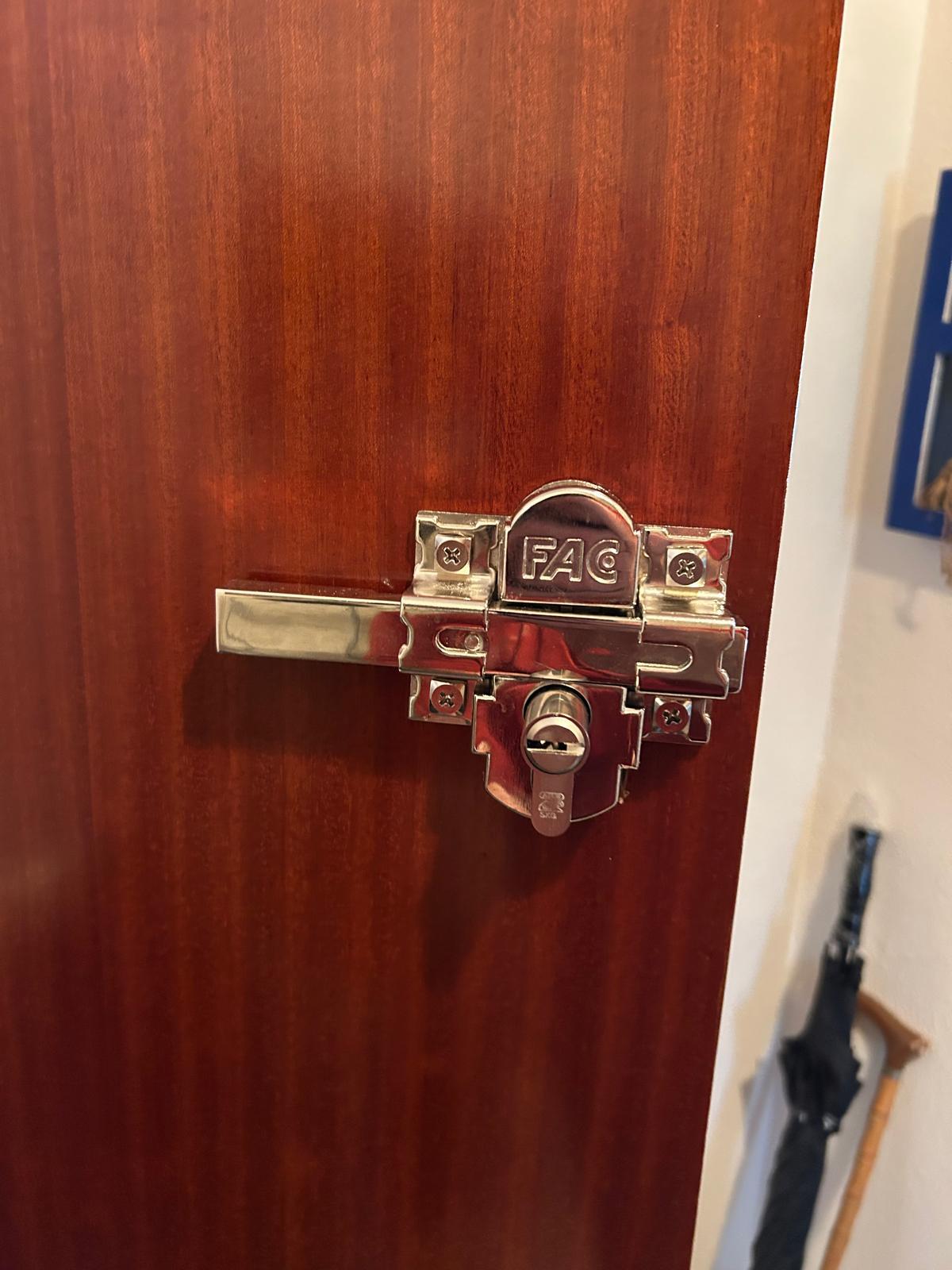 Instalación de cerrojo con cilindro europerfil